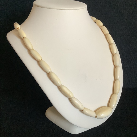 Vintage genuine ivory beads necklace. - Picture 10 of 12